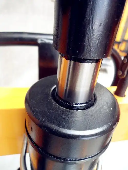 Vilka tecken tyder på att hydraulcylindern behöver underhållas?