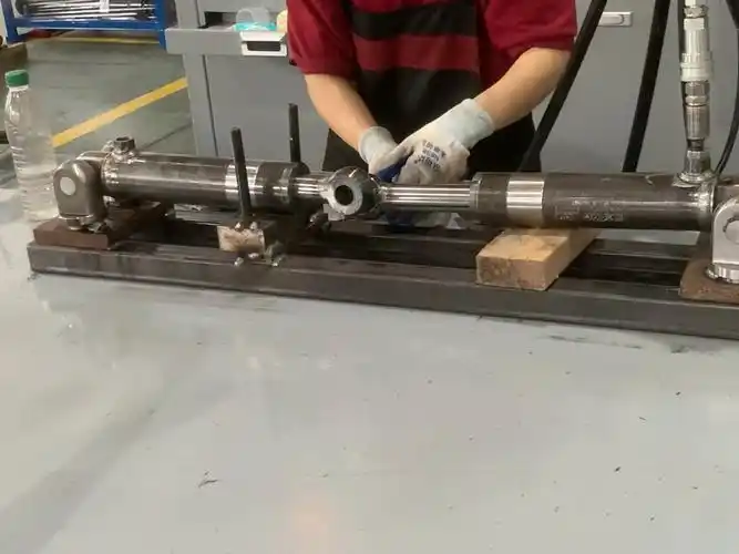 Vad bör man tänka på när man demonterar en hydraulcylinder?